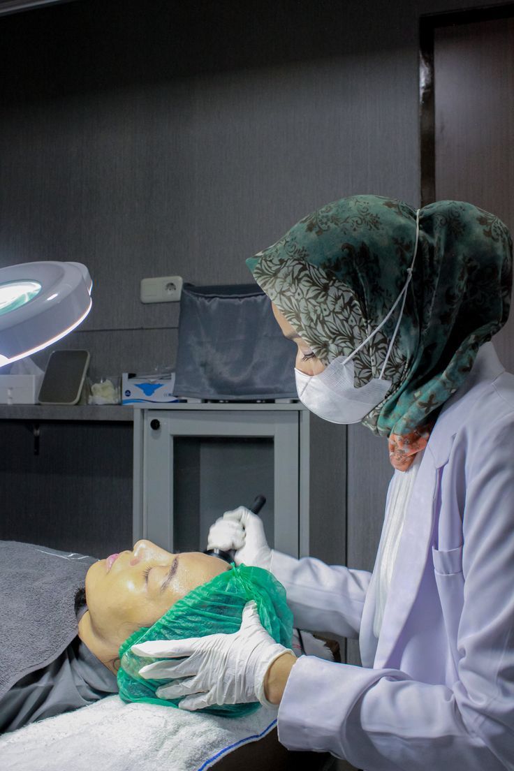 dr. Desi Saputri menangani pasien